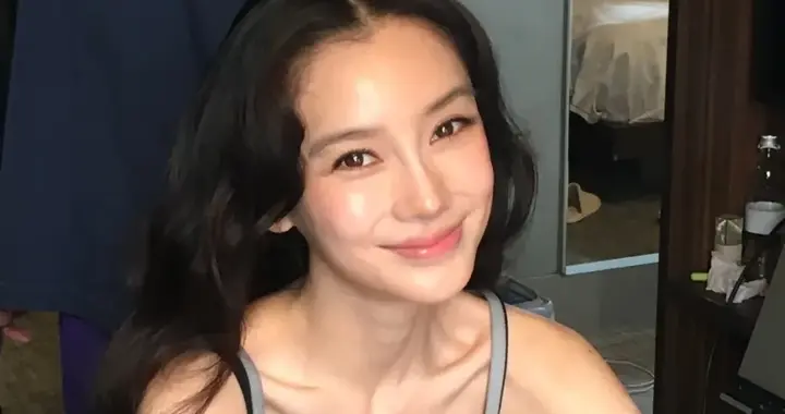 这一夜，杨颖的从容优雅，田曦薇无刘海，都输给了沈月的圆润大气