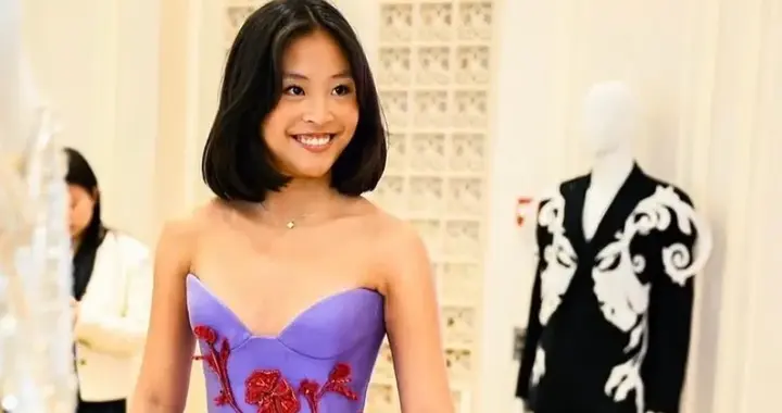 陈可辛吴君如女儿参加巴黎名媛舞会，美式身材，五官不像爹不像妈