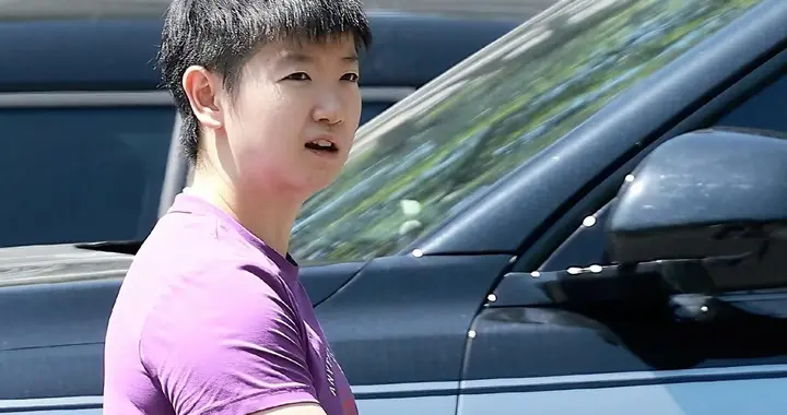 王楚钦外出理疗孙逊曹魏陪同 孙颖莎椰子鸡汤面上线，许昕成都到达