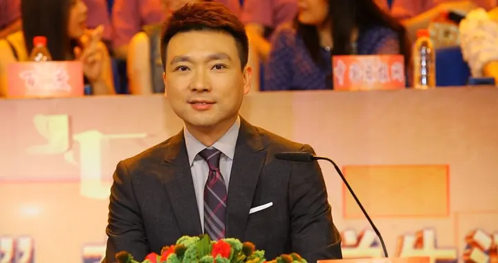 央视主持阵容引热议！老将转岗幕后托底，新人接连登台接力！