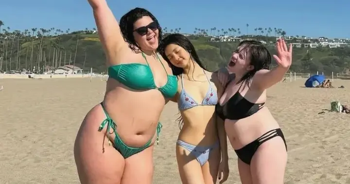 20岁黄多多穿比基尼被封“内娱宣战书” 旁边200斤闺蜜才是真赢家