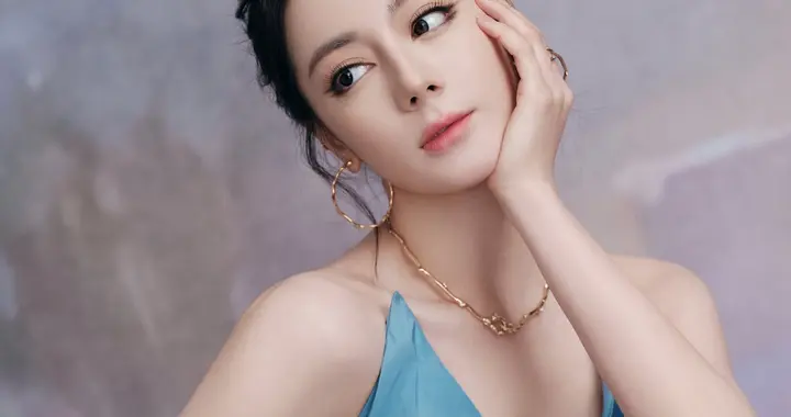 迪丽热巴吊带抹胸蓝裙，优雅高贵如"美神"