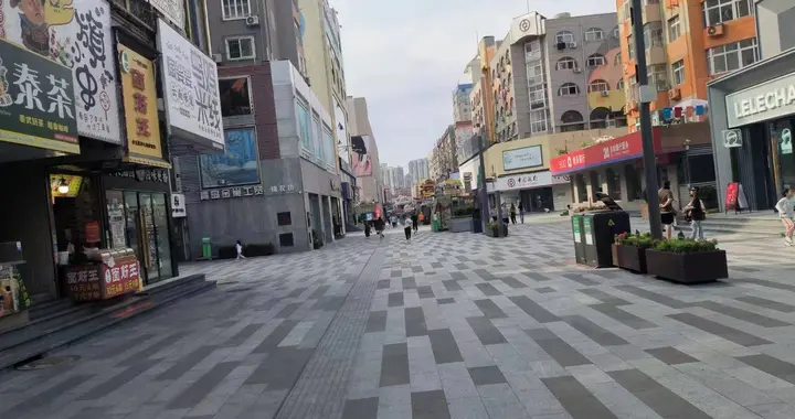 街上人少、商场冷清、工厂难见人，连农村也空了，大家都去哪了？
