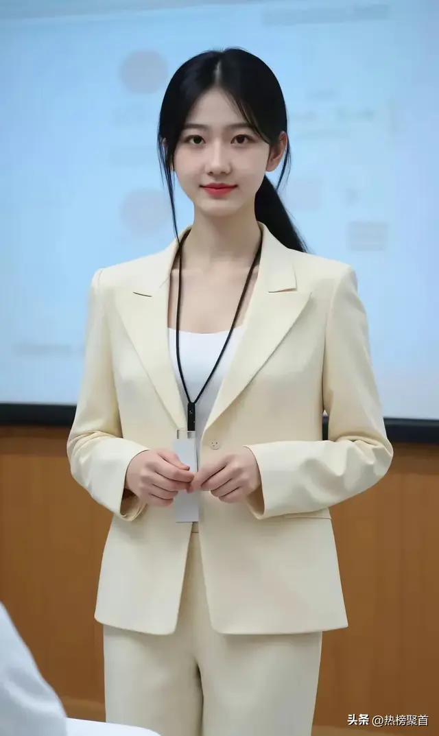 老师的炮姐穿搭把我们迷的找不着家