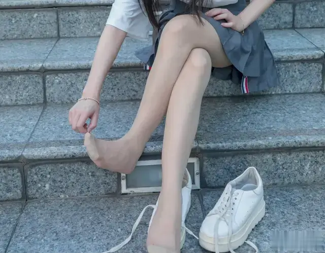 美女小阿姨肉色丝袜玉足户外拍照，这腿又细又白的真的太漂亮了