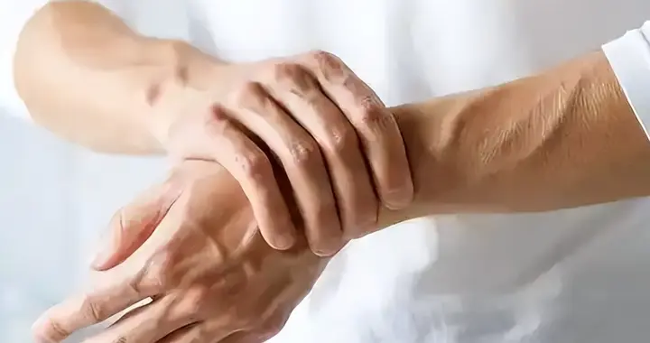 学医后才知道，脑梗最危险信号，不是手脚麻，而是频繁出现4症状