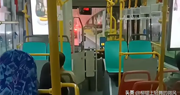 老人插队挤公交被撞身亡 家属索赔70万遭驳回：谁弱谁有理行不通了