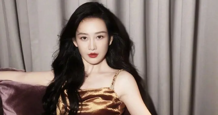 王鸥金色长裙气质佳