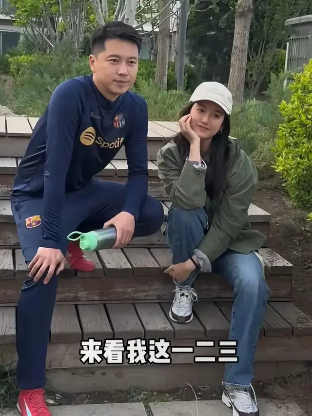 王雷李小萌合体引热议，39岁李小萌幼态感拉满，被笑称像女儿