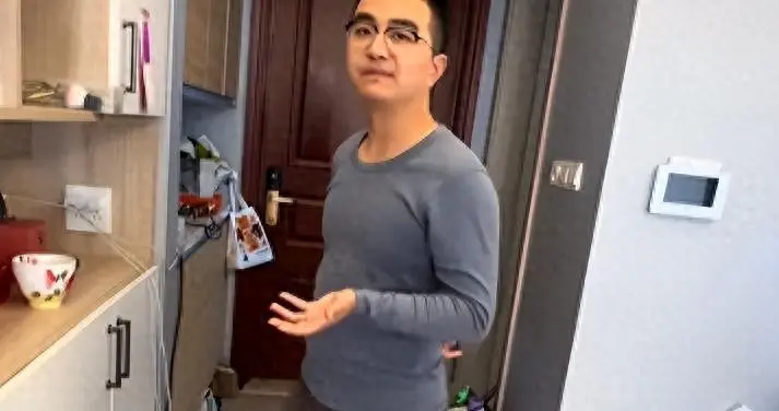 年薪50万被妻子嫌弃后续：丈夫身份曝光，工资全上交，挨骂是日常