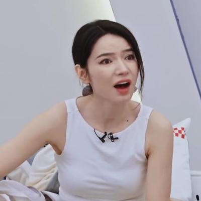 聊乐：天呐，代斯膝盖上这伤，舞台上藏得真