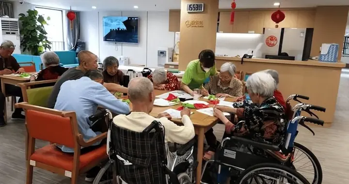月均1.4万起步！高端养老院被挤爆，抛售房产，进去发现有钱没用