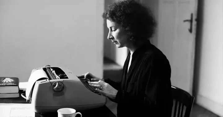 玛格丽特·阿特伍德：最初，我有几个世纪