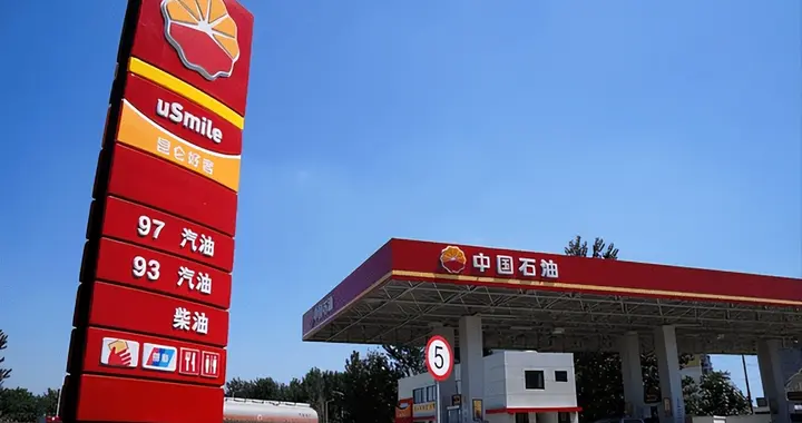 92号汽油年涨11次，燃油车暴跌43%，县城买家算清经济账