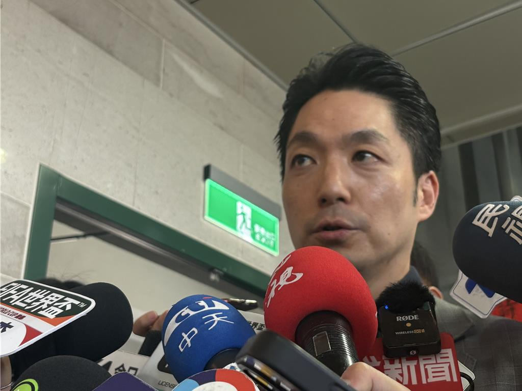 蒋万安表态全力支持无人机条款。  蒋万安直接跳过了蓝绿白三版无人机条例...