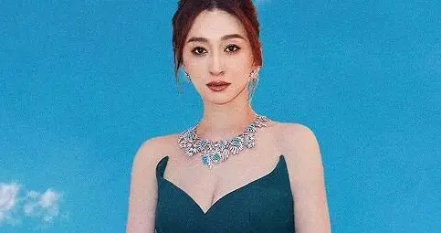 开叉旗袍炸场浪姐，婚礼照也被扒，李小冉冻龄秘诀，核心是这3点