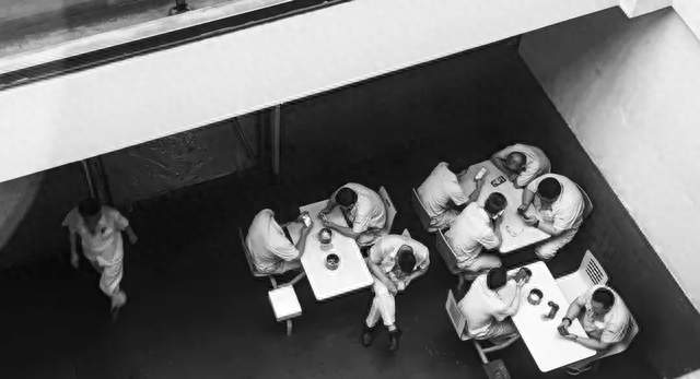 服刑人员吃饭快的真实原因