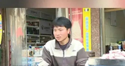 生7个娃的家庭屋内杂乱，孩子学习成绩堪忧，老大是当地小网红