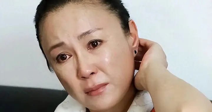 最美妲己傅艺伟：62岁独居北京老楼，繁华散尽万事自己扛！