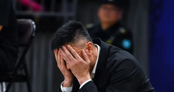 杜锋花费大量时间和资源，锋线双子星培养失败，还得硬着头皮用