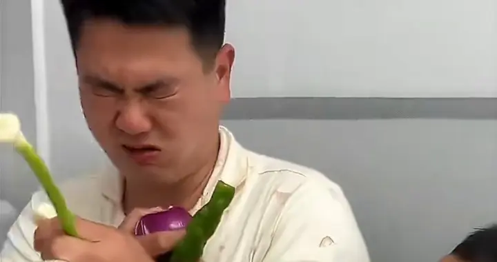 一胎儿子二胎三胞胎儿子！爸爸狂啃辣椒崩溃：酸儿辣女骗我太惨