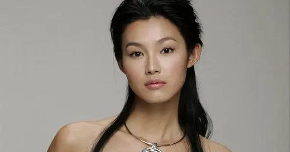 原来他已去世，年仅32岁，妻子曾是一代人的超模女神，至今未再嫁