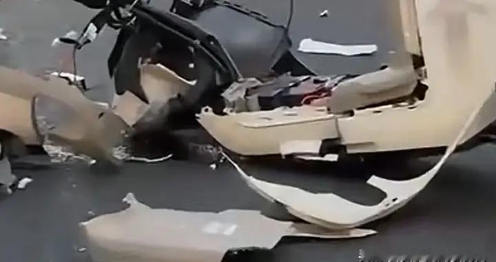 仅仅几秒钟，闯红灯遇上抢黄灯，结果电动车和出租车相撞