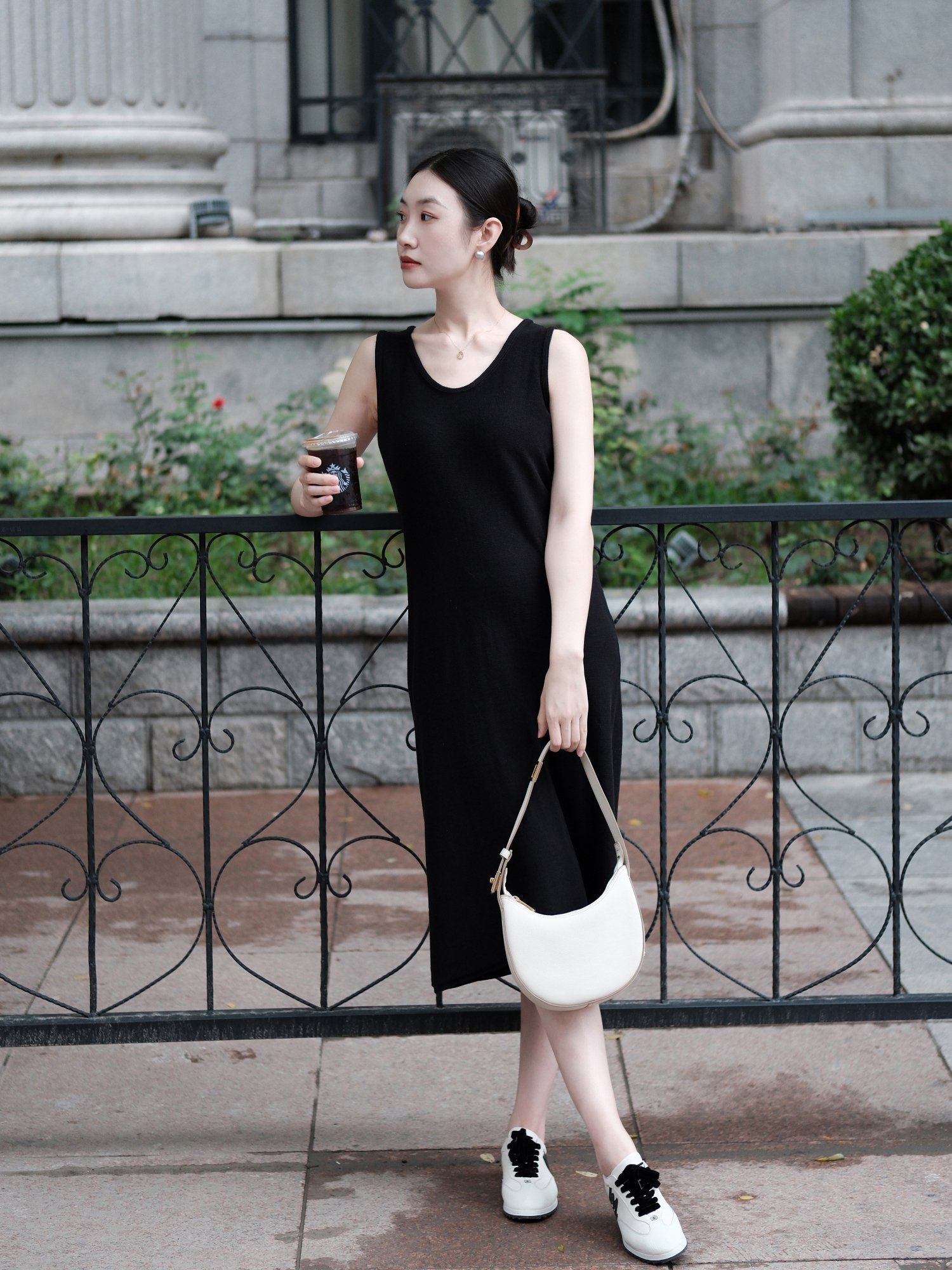 有点气质的无袖小黑裙👗