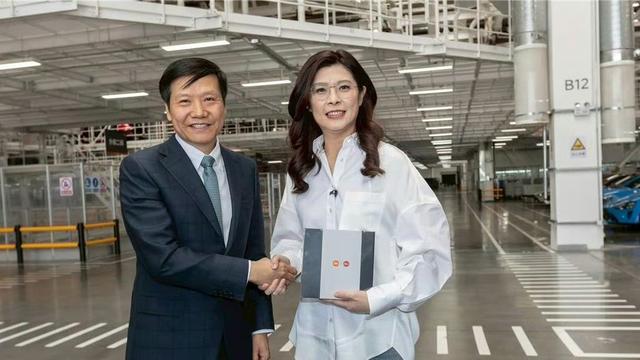 温顾：郑丽文合影跟雷总一样高…郑丽文率团