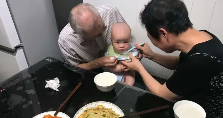 宝宝辅食黑名单出炉：果汁、白粥、骨头汤榜上有名！奶奶别喂了