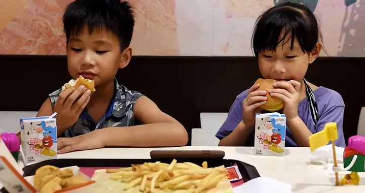 宝妈只给娃点一份饭，自己不吃，牺牲感强的父母，养不出健康孩子