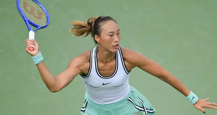 久违的“四连胜”！郑钦文2-1逆转16岁新星，闯入美网女单次轮