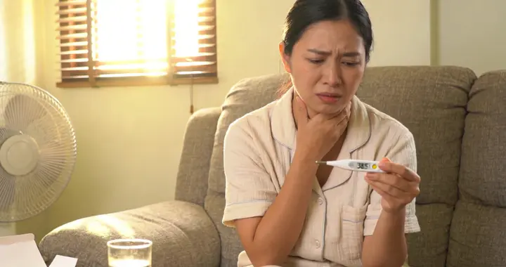 总把咽干咽痛当上火，等到发热咳黄痰，风热往往已经加重了