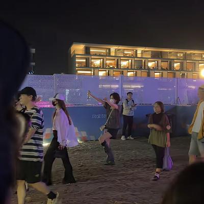彩虹吃瓜娱乐：王菲在阿那亚音乐节蹦迪，5