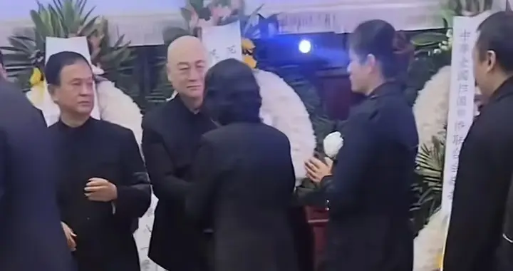 迟重瑞现身陈丽华追悼会！双眼哭到红肿，和继子赵勇成鲜明对比