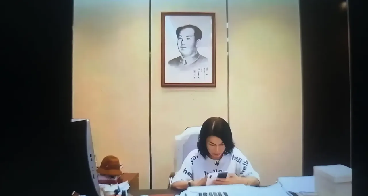 就冲这张图，我就粉董明珠！ 说明她把教员放在心中，不会忘本，又坚定信仰...