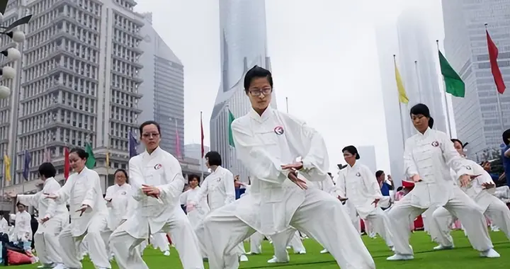 练拳高阶秘诀：大椎松透腰为主宰，深挖腰腿方得太极真髓