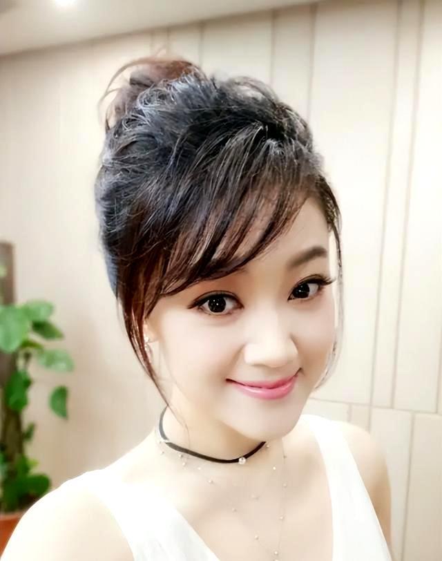 离婚5年后，看玖月奇迹王小玮与王小海的境遇，夫妻差距一目了然