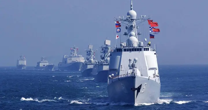 052D在冲之鸟礁实弹开火，中国军舰用炮火告诉日本：这里是公海