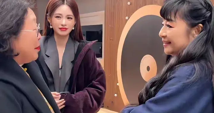 那英叫大5岁杜海涛妈妈“阿姨”，沈梦辰婆婆追星成功现场喜泣了