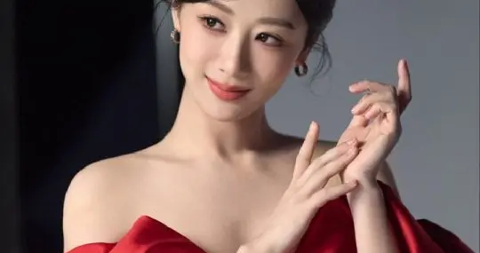 杨紫今日品牌代言写真，大气温柔真美