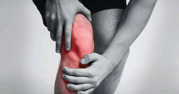 医生提醒：膝盖疼别瞎养，90%的人都踩了这3个误区