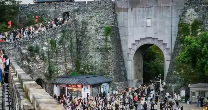 南京城墙被挤成“人墙”了！游客：想找个下脚的地方都难