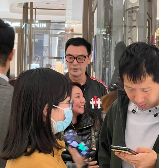 网友偶遇72岁钟镇涛北京逛商场，打扮酷、身材好、年轻得不像老人