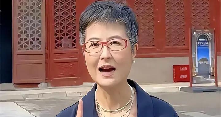 央视一枝花张泉灵，嫁大18岁李铁为妻，离职后拍短视频成人生赢家