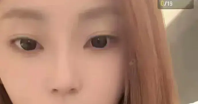 懒懒辟谣分手传闻否认售卖对方礼物，直播地点疑似王思聪日本豪宅