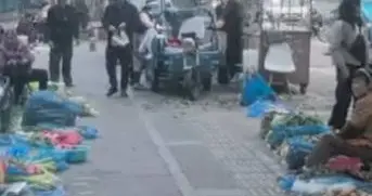 老太占道经营，城管正常执法，争执中老太倒地身亡