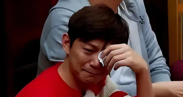 世上没后悔药？无妻无子、与保姆相伴的何炅，走上了另外一条道路