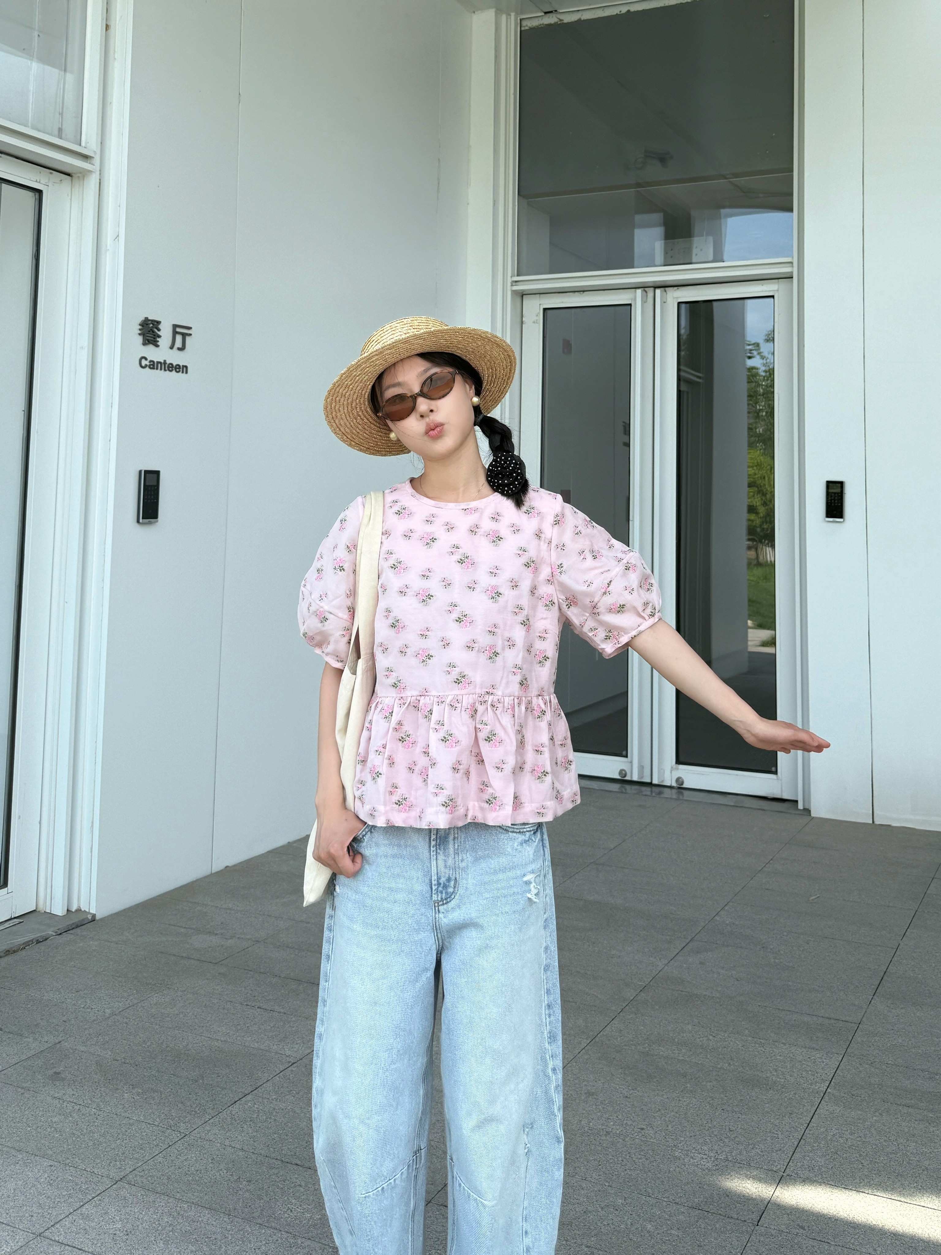 圆领泡泡袖收腰碎褶提花上衣