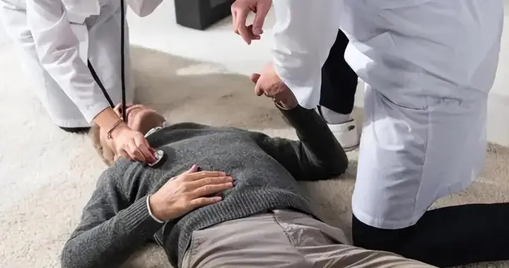 猝死去世的人越来越多？医生再次强调：宁可打打牌，也别做这8事